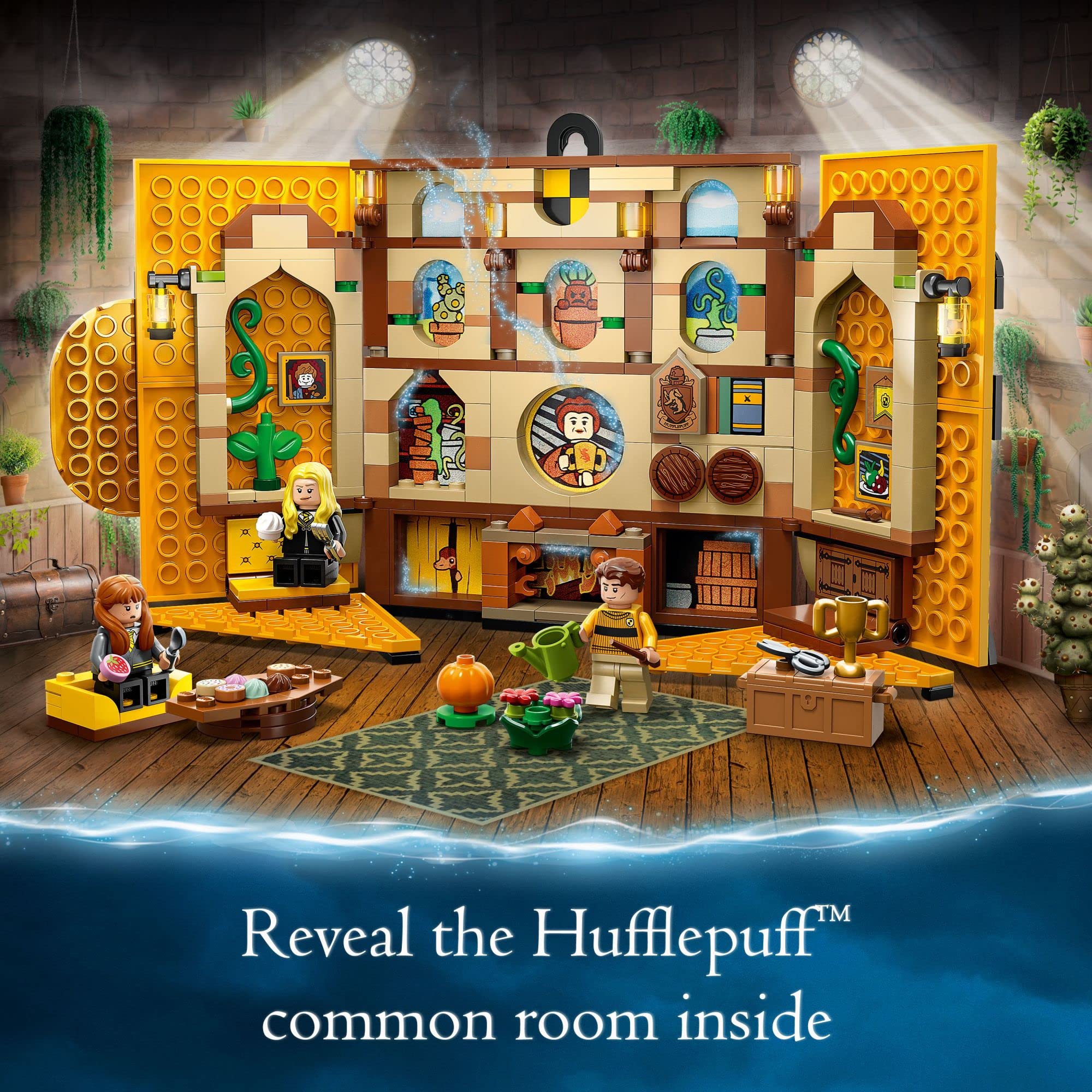 LEGO Harry Potter Hufflepuff House Banner 76412 Hogwarts Castle Common Room, Wall Decoration, Building Set with 3 Minifigures and Mandrake, Collectible Harry Potter Toy, Gift Idea for Boys Girls Kids