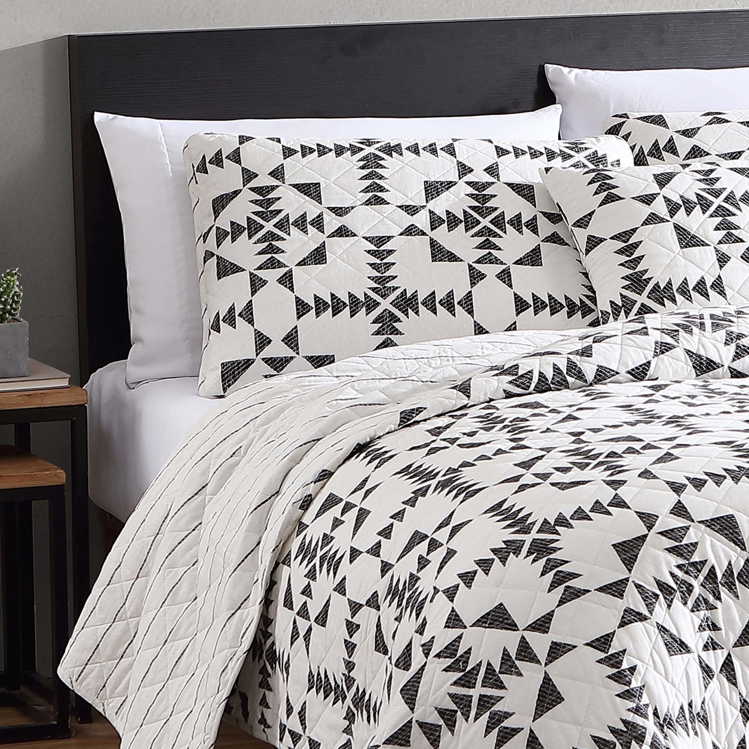 Eddie Bauer- Queen Quilt Set, Cotton Reversible Bedding Set, All Season Home Décor with Bonus Pillow Cover (Arrowhead Charcoal, Queen)