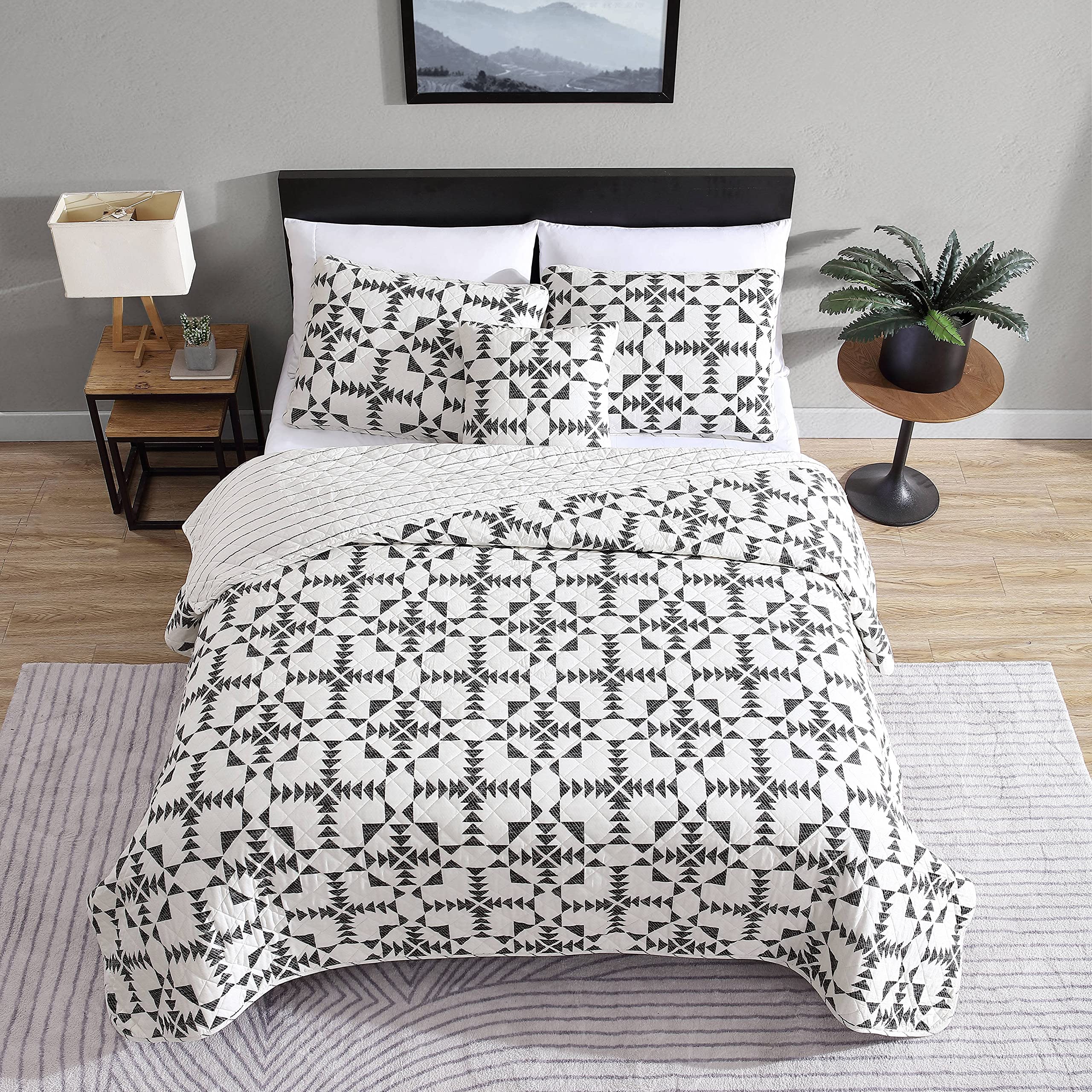 Eddie Bauer- Queen Quilt Set, Cotton Reversible Bedding Set, All Season Home Décor with Bonus Pillow Cover (Arrowhead Charcoal, Queen)