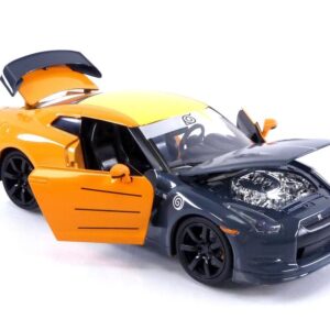 Naruto 1:24 2009 Nissan GT-R(R35) Die-Cast Car & 2.75" Naruto Figure, Toys for Kids and Adults