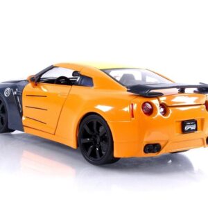 Naruto 1:24 2009 Nissan GT-R(R35) Die-Cast Car & 2.75" Naruto Figure, Toys for Kids and Adults