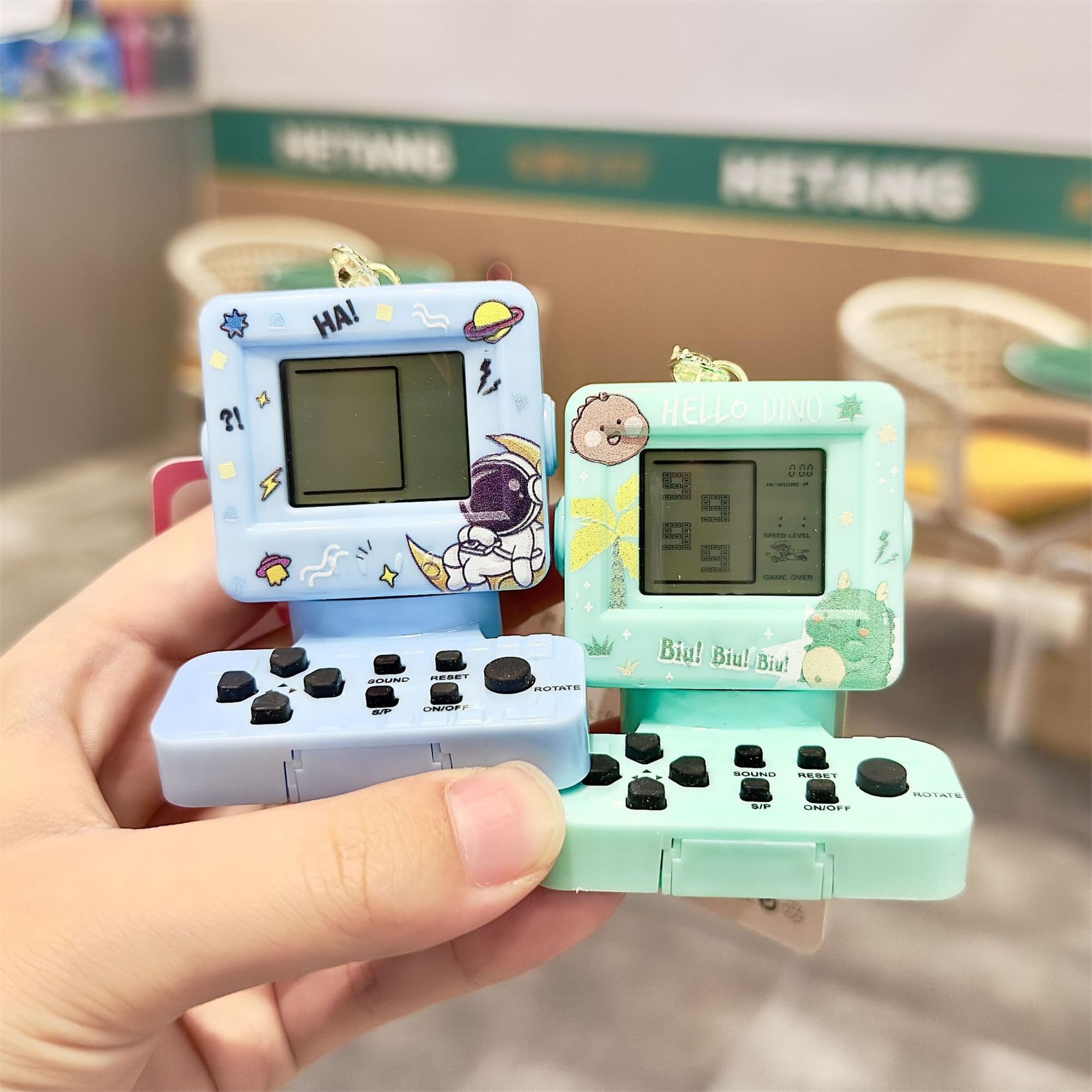 Retro Classic Game Console Pendant Keychain Playable Electronic Miniature Handheld Mini Games Machine with Keychain Ring Gift (Y5)