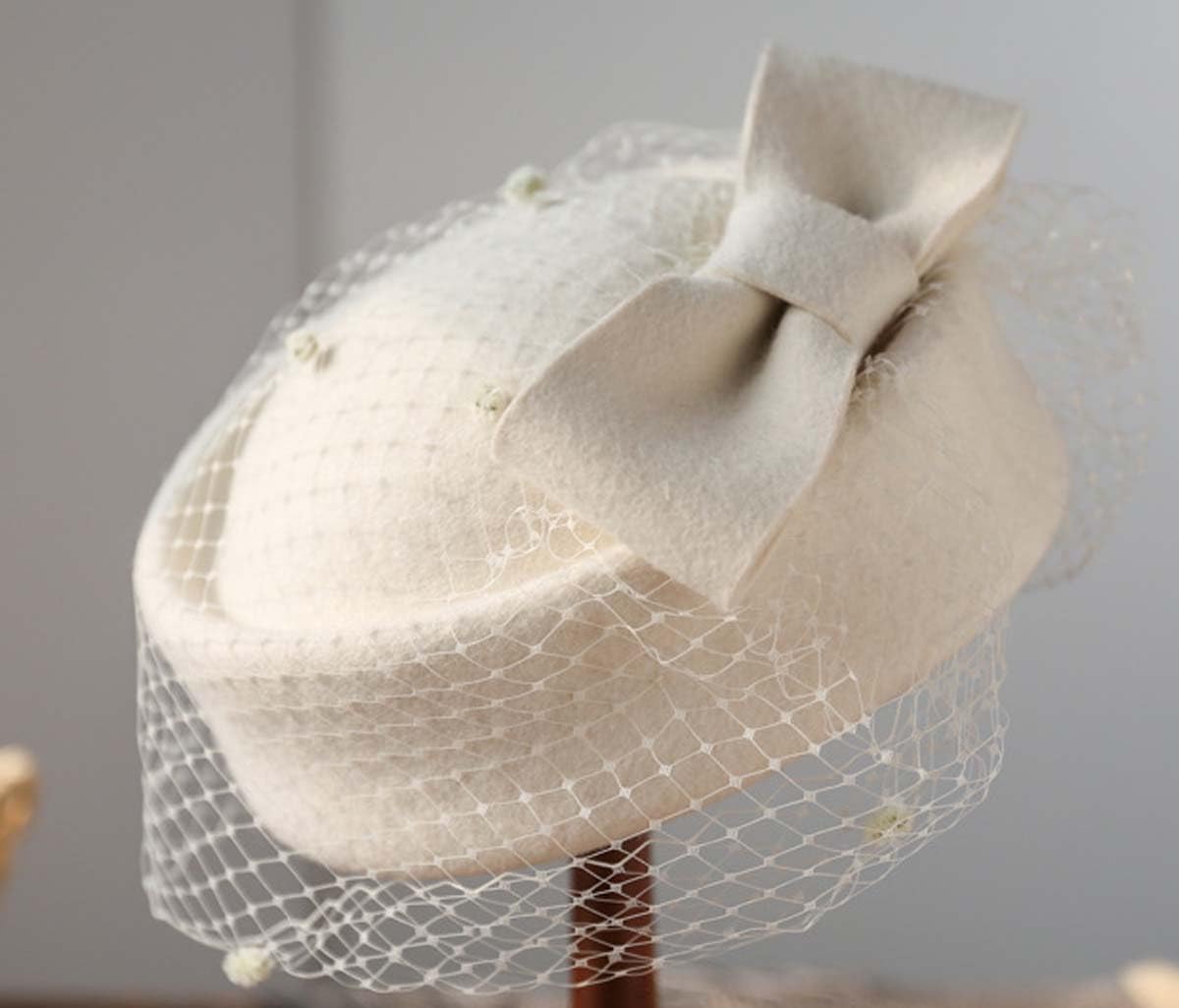 Pillbox Hat Fascinator Beret Wedding Party Top Hat Church Wool Hat for Women (Ivory)