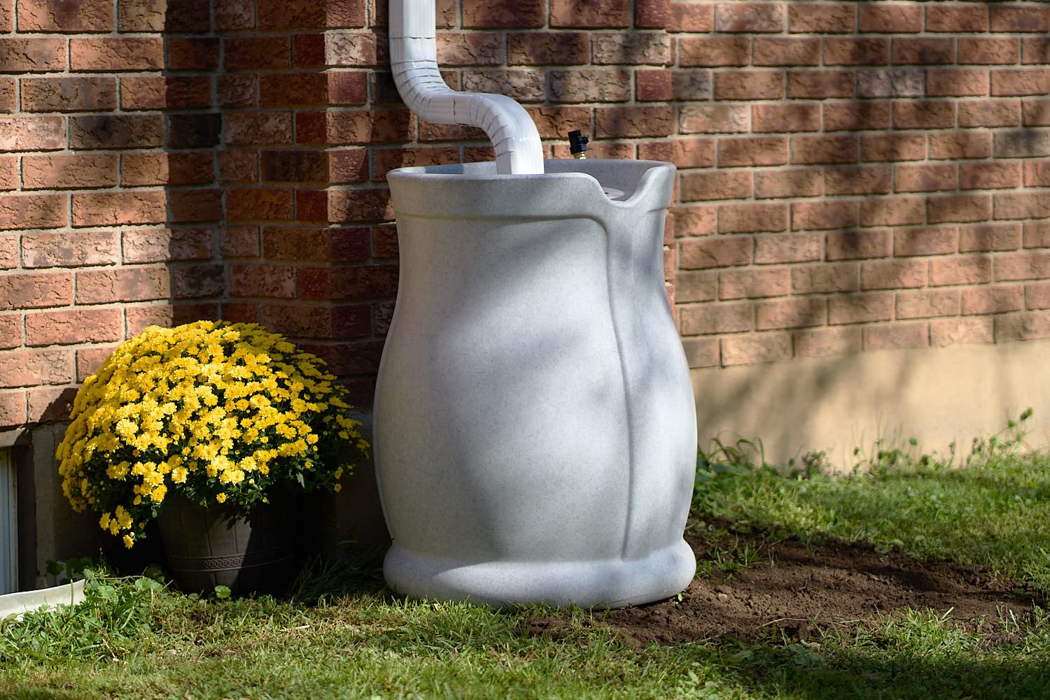 FCMP Outdoor Catalina 45-Gallon Rain Barrel – BPA-Free Flat-Back Design with 3.5 Foot Garden Hose, Shut-Off Thumb Valve, and Fixed Lid, Light Granite