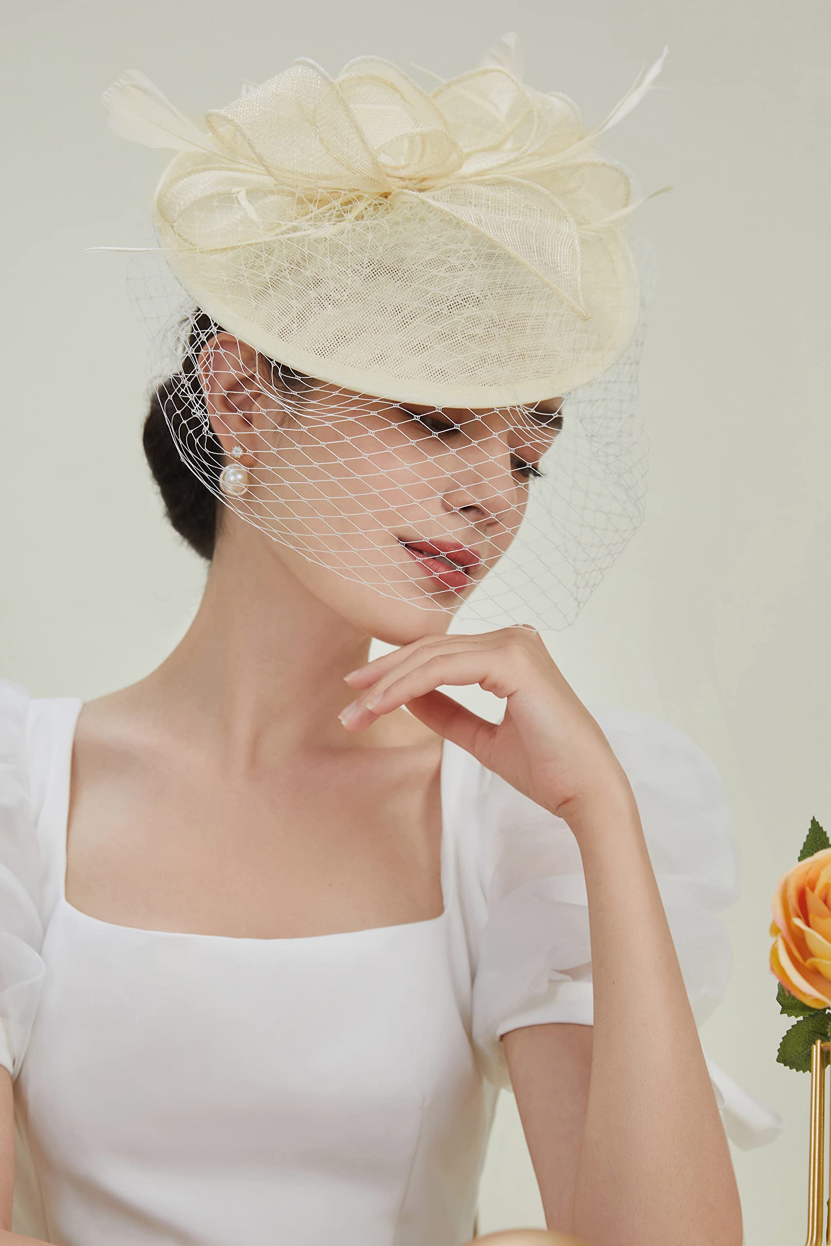 BABEYOND Women's Pillbox Fascinator Hat Kentucky Hat Feather Derby Fascinator Tea Party Fascinator Hat with Veil for Cocktail Off-White