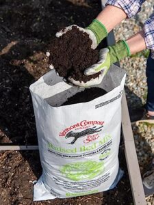 vermont compost company raised bed mix | high-nutrient compost-based potting soil for plants & vegetables organic gardening - 20 quarts | gardener's supply co exclusive