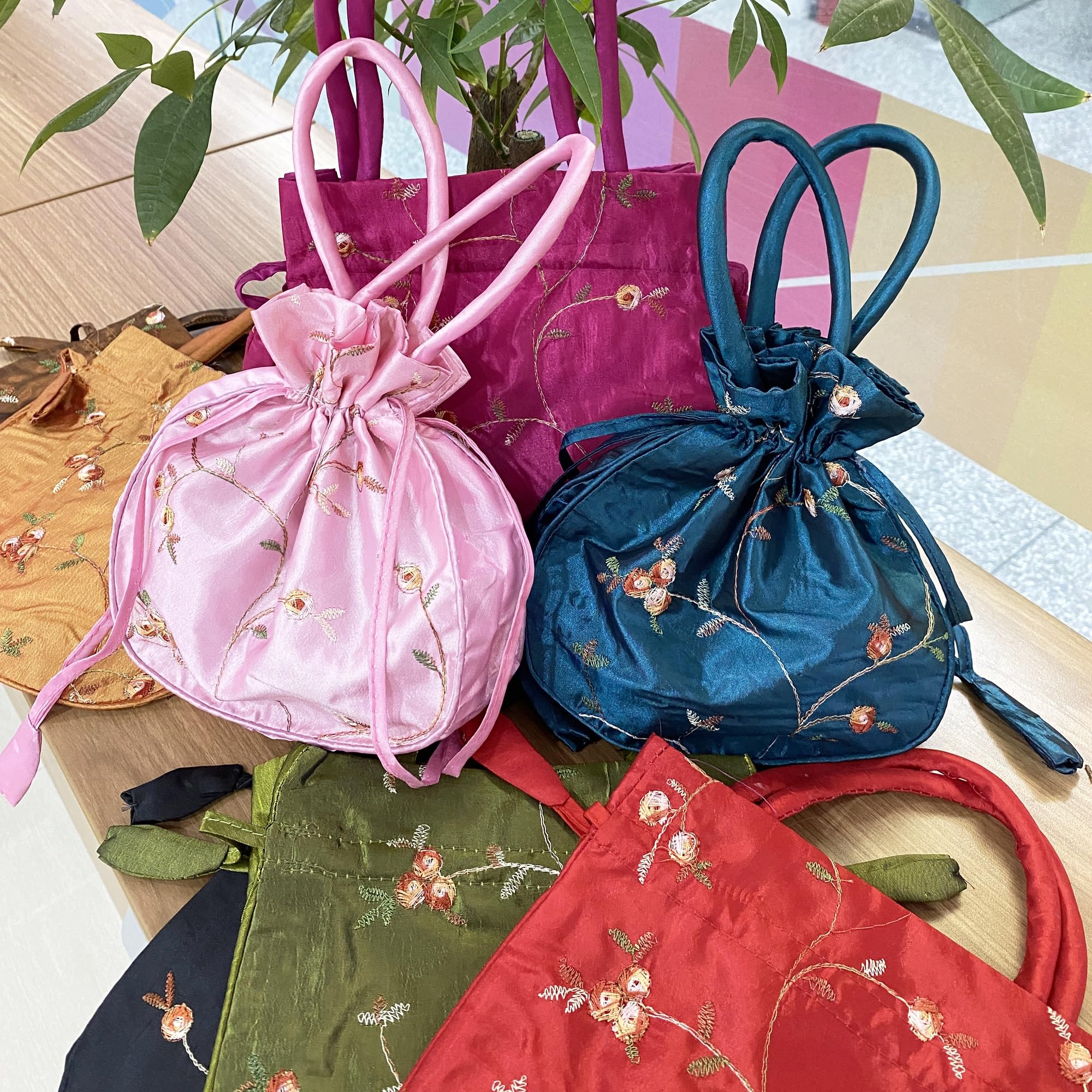 MIAO JIN 8 Pcs Large Silk Brocade Drawstring Jewelry Pouch Bag Retro embroidery Gift bag Hand Bags Pouch for Candy Wedding Party Presents Snacks & Jewelry