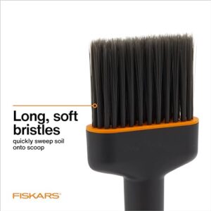 Fiskars Planting Soil Scoop and Brush Set Garden Tool for Indoor Gardening, Mess Control for Transplanting and Repotting, Made with Recycled Plastic