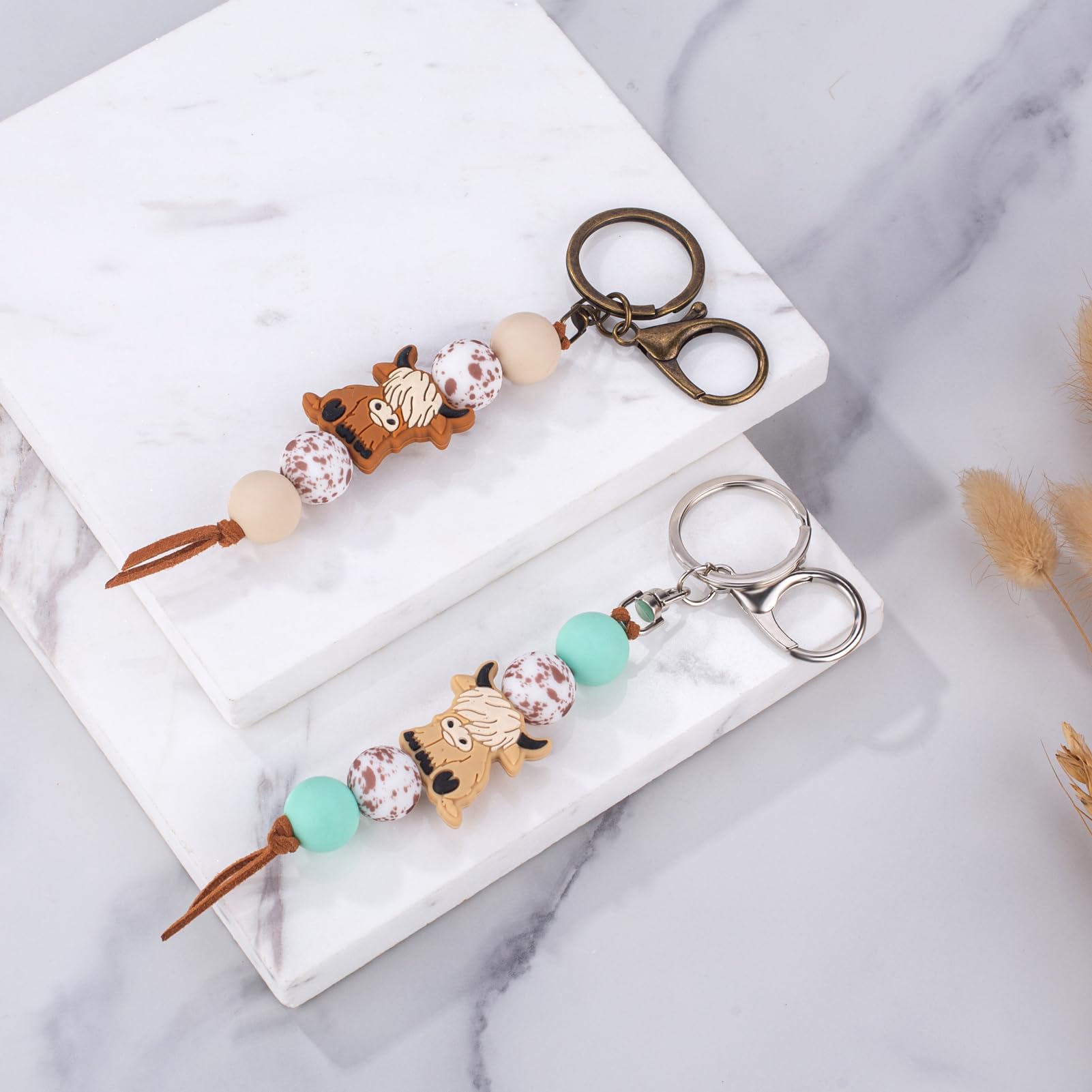 Qpige Highland Cow Gifts Cute Keychain Beads Highland Cow Keychain for Car Key Chain Highland Cow Lovers Gifts(Khaki)