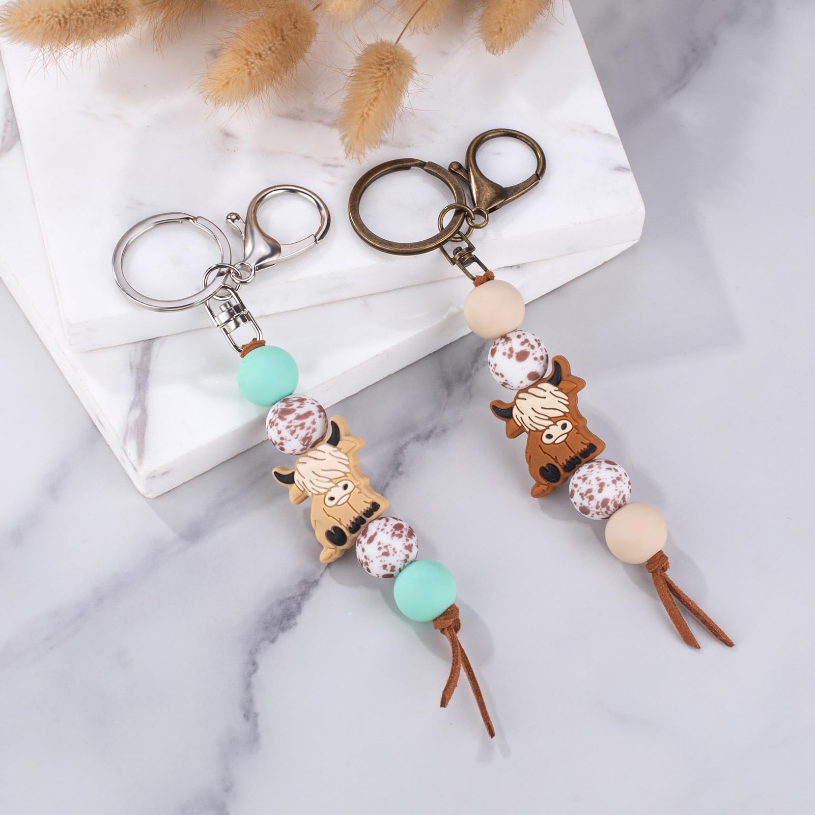 Qpige Highland Cow Gifts Cute Keychain Beads Highland Cow Keychain for Car Key Chain Highland Cow Lovers Gifts(Khaki)