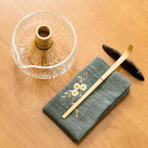 DWEHIXBUY Japanese Tea Set (7pcs) Matcha Whisk Set Matcha Bowl with Pouring Spout Bamboo Matcha Whisk (chasen) Scoop (chashaku) Matcha Whisk Holder Tea Making Kit. WHITE GLASS