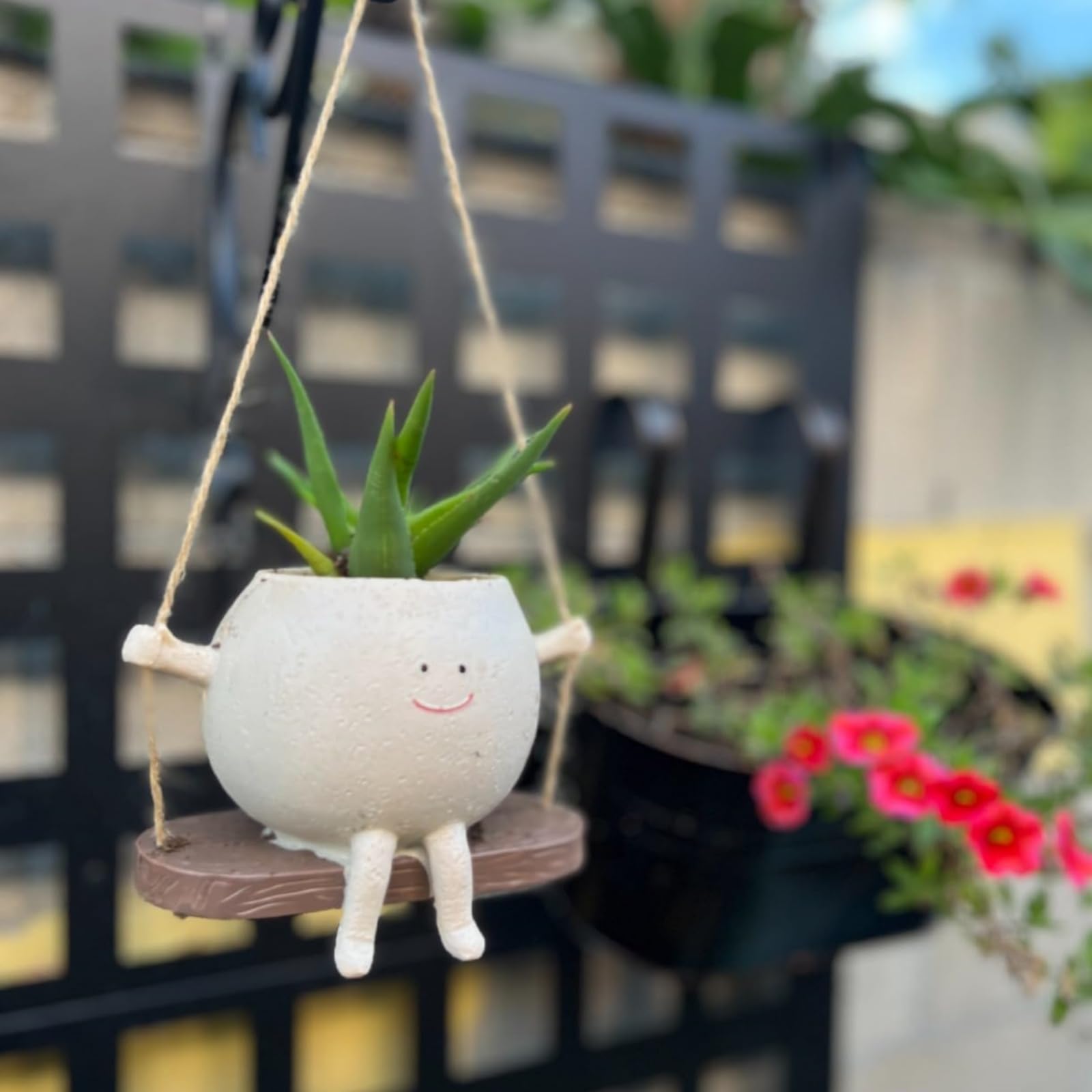 CEOJPA Small Swing Smiley Face Hanging Planter Pot for Indoor Outdoor Plants, Cute Swinging Plant Pot, Hanging Flower Pots, Face Planter Pot Head, Resin Succulent Planter