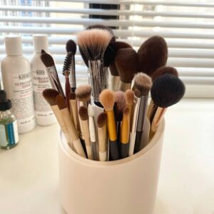 TDDBM Brush holder with lid,make up organizers and storage,rotating makeup organizer with 7 Slots for various sizes of brushes,covered makeup brush holder,dustproof makeup organizer for vanity…