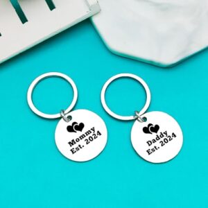 Xiahuyu New Parents Gifts Pregnancy Announcements Gifts Mommy and Daddy Est 2024 Keychain Set New Mom and Dad Gifts First Time Parents Gifts for Christmas Birthday Mothers Day Fathers Day