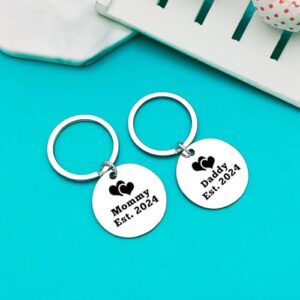 Xiahuyu New Parents Gifts Pregnancy Announcements Gifts Mommy and Daddy Est 2024 Keychain Set New Mom and Dad Gifts First Time Parents Gifts for Christmas Birthday Mothers Day Fathers Day