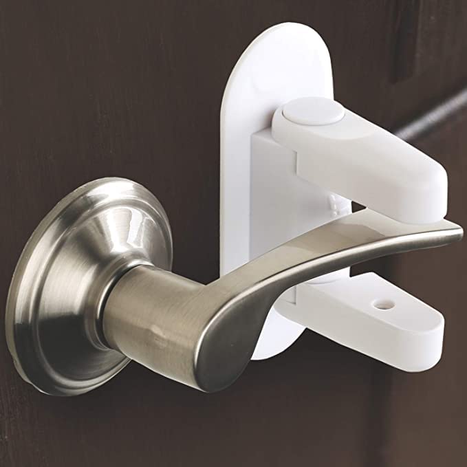 Childproof Door knop Lever Lock Prevents Toddlers From Opening Doors. Easy One Hand Operation for Adults. Durable ABS with 3M Adhesive Backing. Simple Install, No Tools Needed