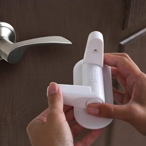 Childproof Door knop Lever Lock Prevents Toddlers From Opening Doors. Easy One Hand Operation for Adults. Durable ABS with 3M Adhesive Backing. Simple Install, No Tools Needed