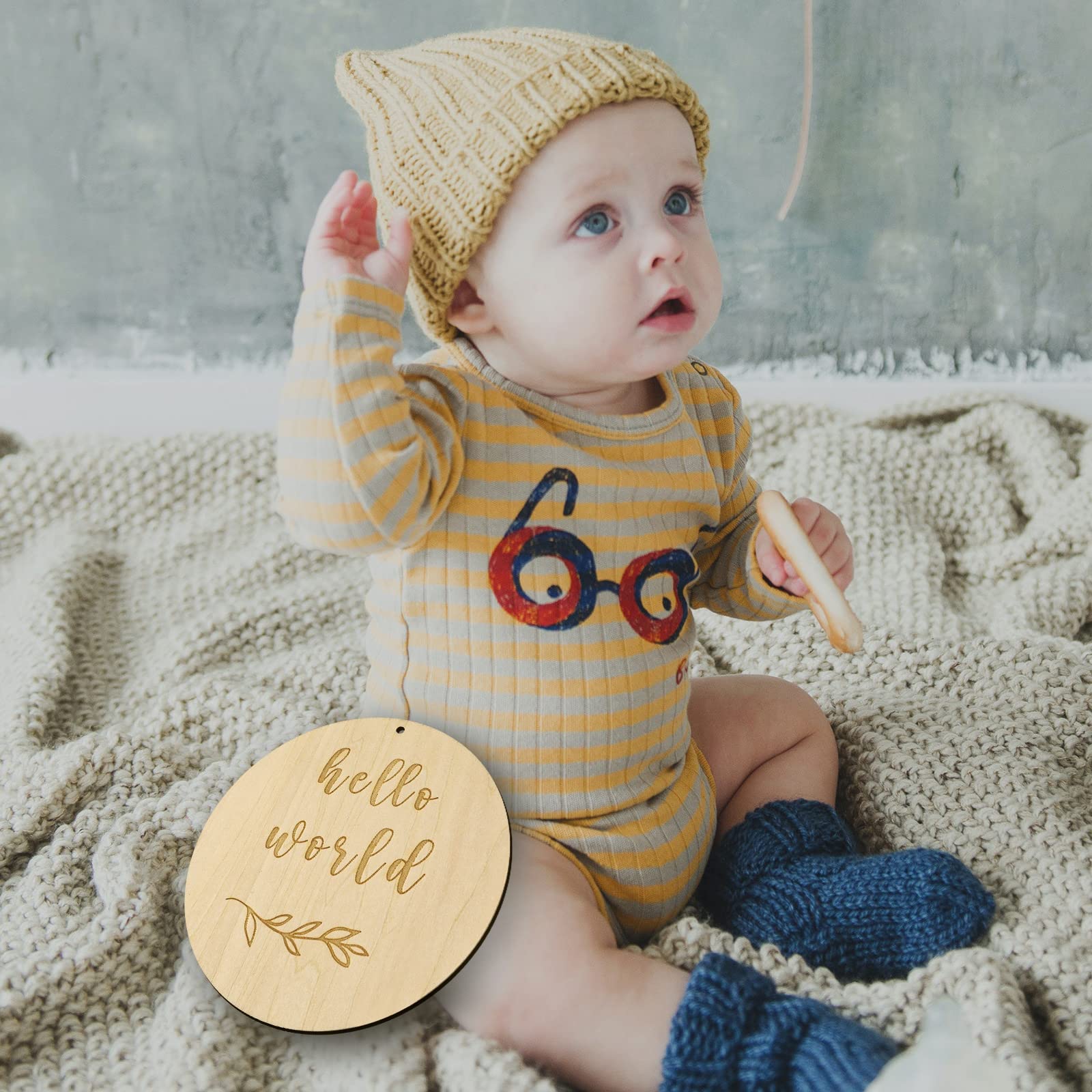 LUTER 1 PCS Newborn Announcement Sign, 5.91 inch in Diameter Hello World Sign with a Hemp Rope Interesting Patterns Round Wooden Baby Announcement Sign for Newborn Photo Props