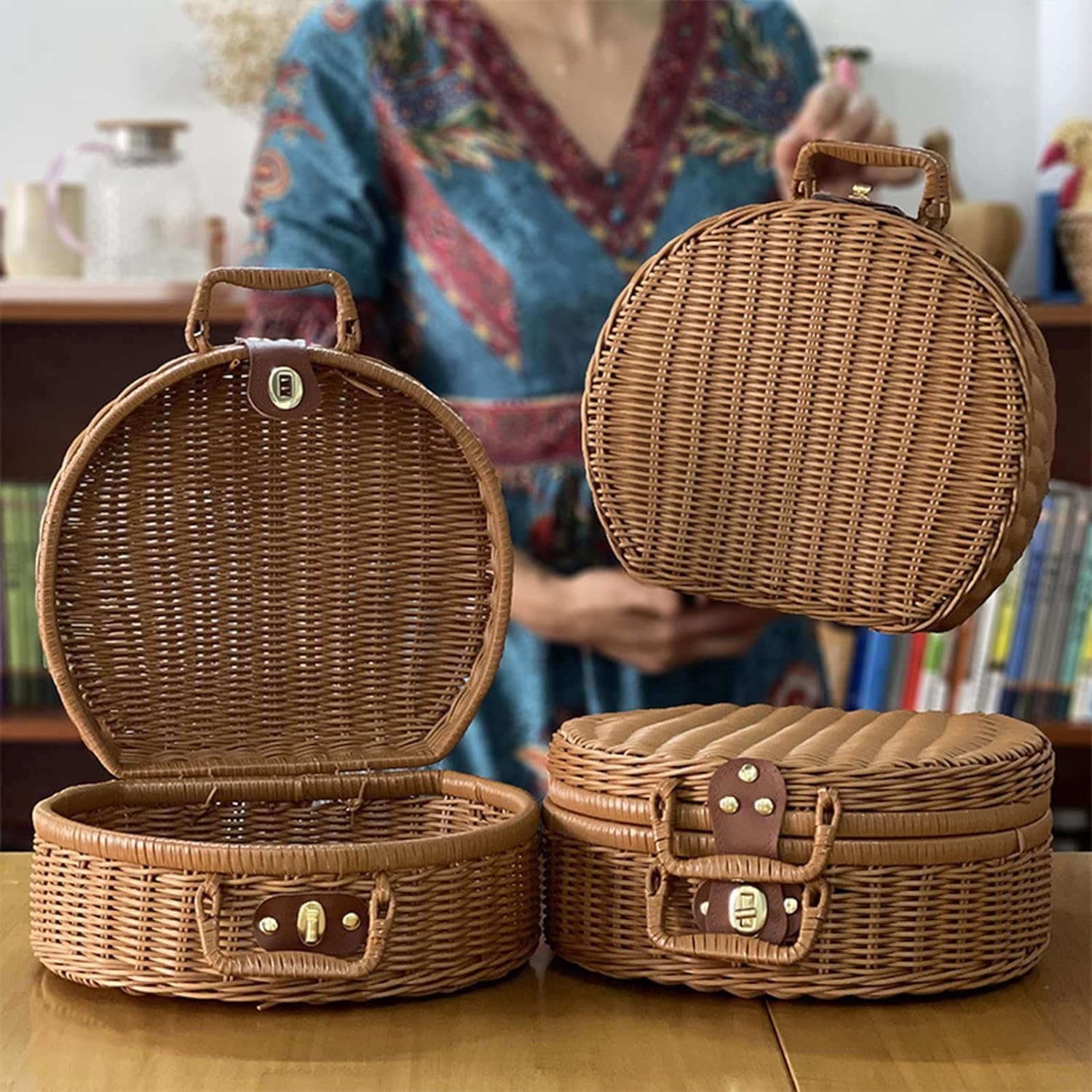 QRZLP Wicker Storage Basket, Round Vine Weaving Storage Handbag with Hand Small Suitcase Retro Weaving Vine Weaving Carrying Case Gift Box. (S)