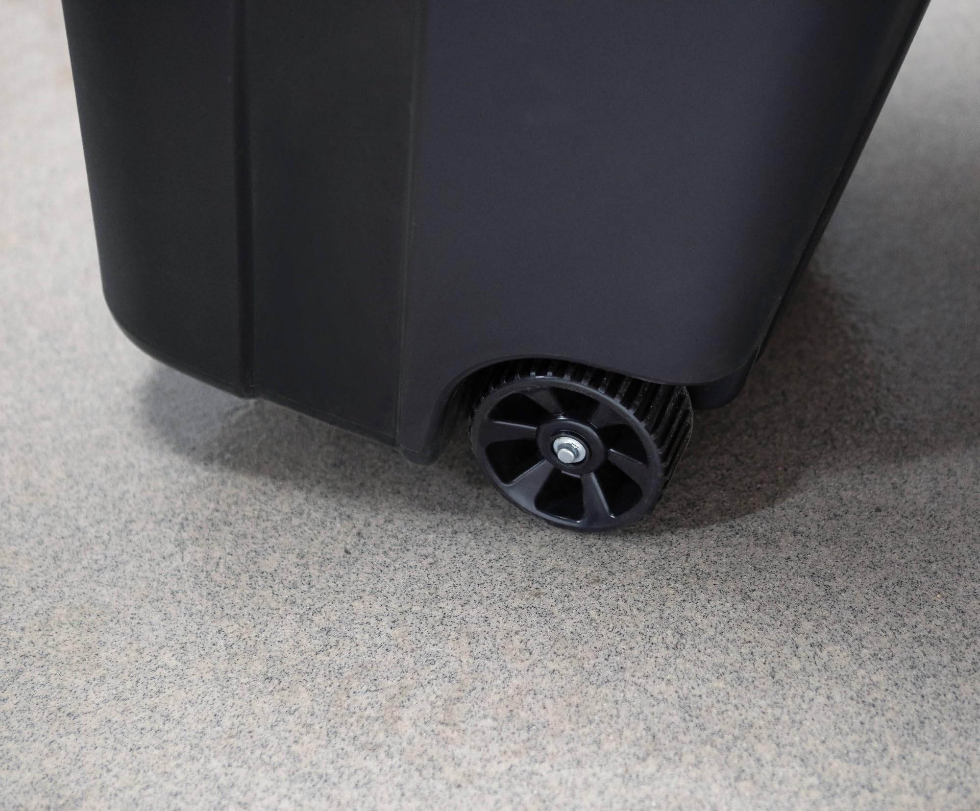 DAMEINV 32 Gallon Wheeled Heavy Duty Plastic Garbage Can, Attached Lid, Black