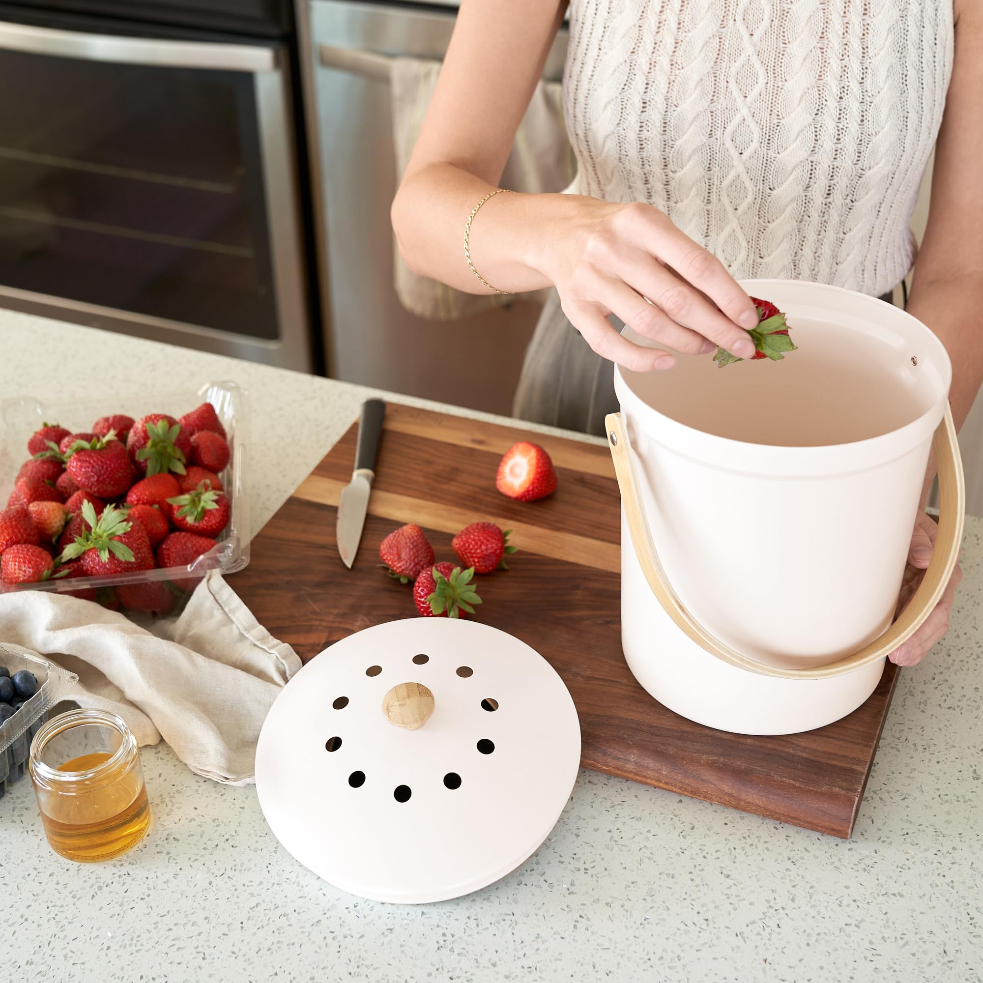 Beautiful Kitchen Compost Bin with Smell Proof Lid - Rust Proof and Odorless Compost Bucket for Your Countertop with No Smell Filters - Easy to Clean 1.1 Gallon Bin Looks Great On Any Kitchen Counter