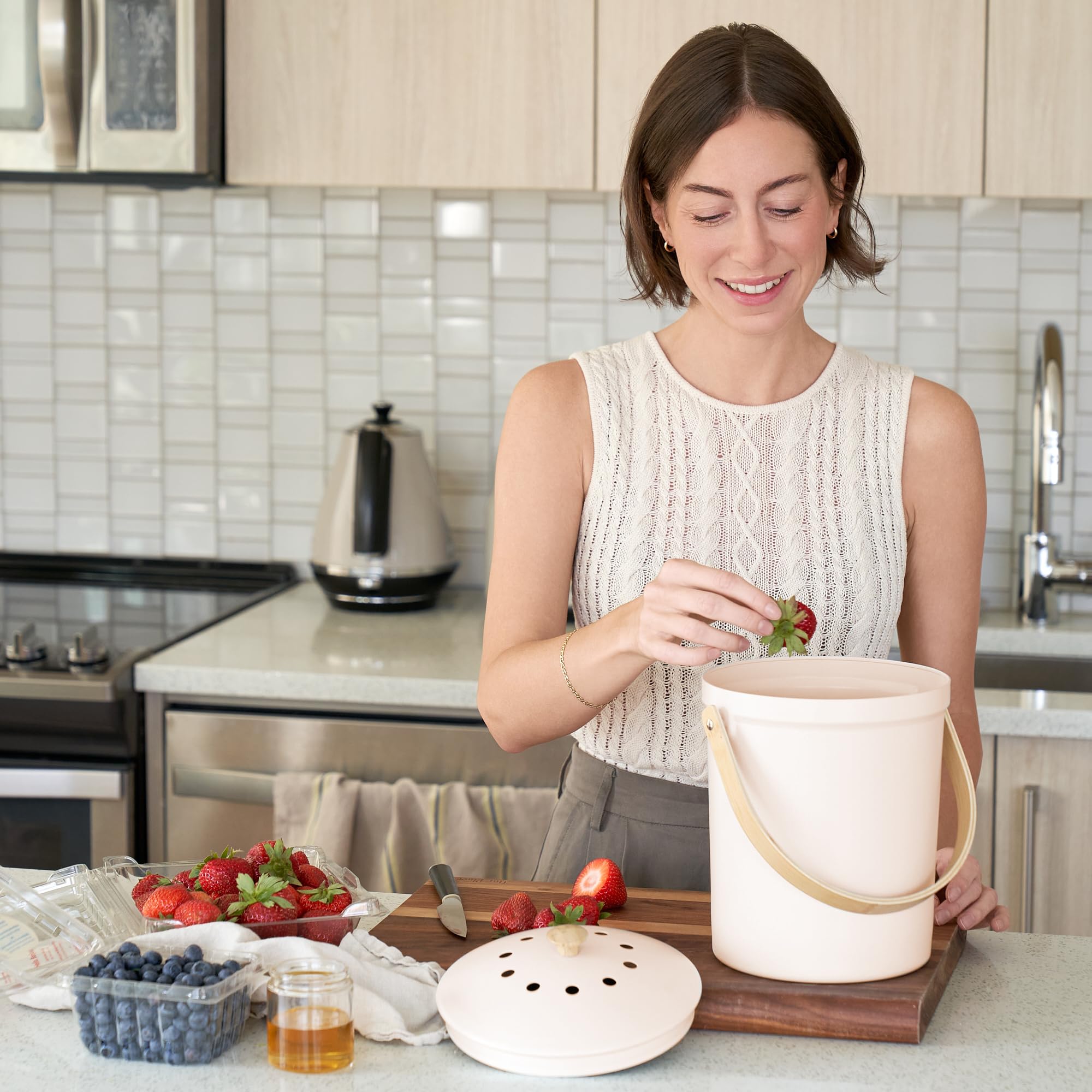 Beautiful Kitchen Compost Bin with Smell Proof Lid - Rust Proof and Odorless Compost Bucket for Your Countertop with No Smell Filters - Easy to Clean 1.1 Gallon Bin Looks Great On Any Kitchen Counter