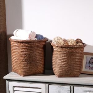 DGMIOCS 9.5 Inch Trash Can Basket Woven Waste Wastebasket, Woven Storage Basket Garbage Rattan Bedroom Bathroom Straw Kitchen Small Office Rubbish Cans (2 PCS)