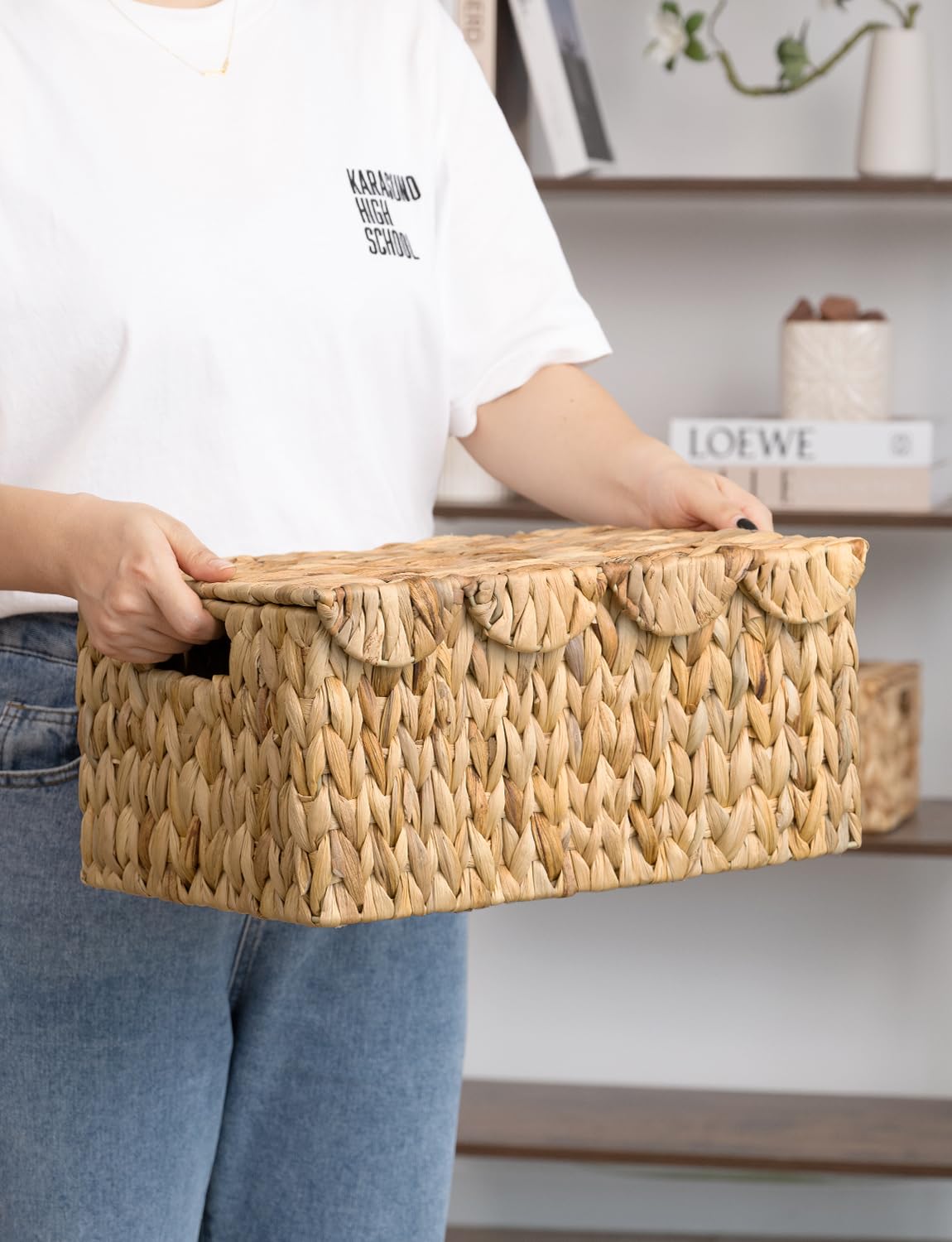 StorageWorks Scalloped Edge Wicker Basket with lid, Wicker Storage Basket with Built-in Handles, Handwoven Basket for Décor, Natural Water Hyacinth Wicker Basket for Shelves, Nursery Room