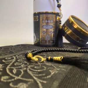 rolezyum Muslim Prayer Rug and Prayer Beads with Elegant Design Cylinder Gift Box, Janamaz, Sajadah, Soft Islamic Gifts Set, Carpet Mat, Taffeta Fabric (Black)