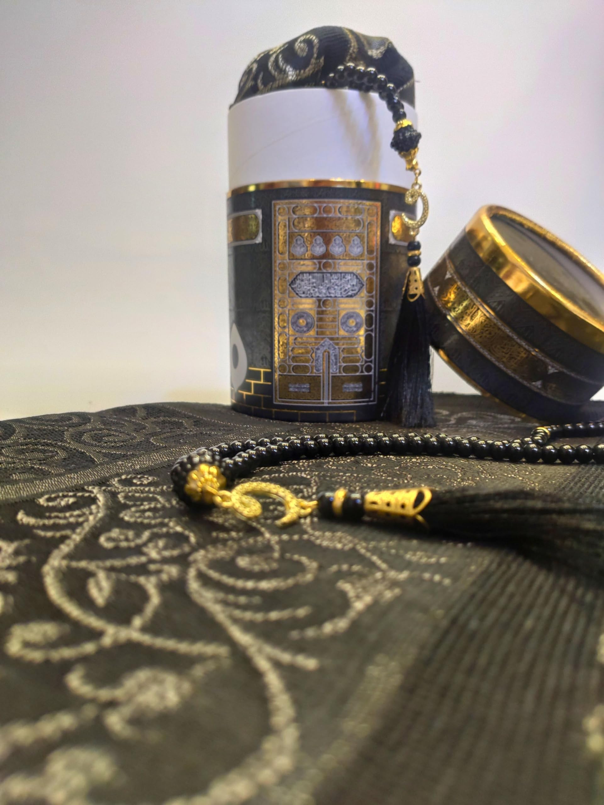 rolezyum Muslim Prayer Rug and Prayer Beads with Elegant Design Cylinder Gift Box, Janamaz, Sajadah, Soft Islamic Gifts Set, Carpet Mat, Taffeta Fabric (Black)