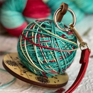 Portable Wooden Wrist Yarn Holder with Strap for Knitting and Crocheting, Yarn Ball Storage Stand, Prevents Yarn Tangling and Misalignment (Green)