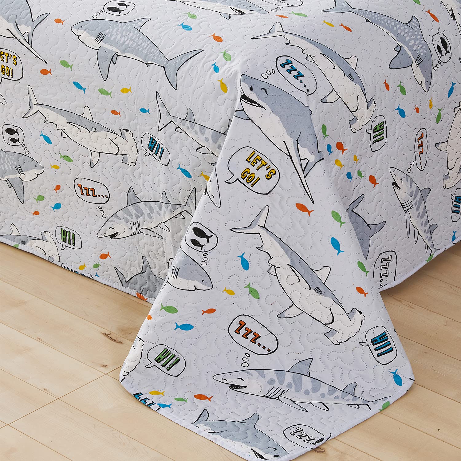 Beach Bedding Kids Twin Size Quilt Set Shark Quilt Bedding Summer Cool Lightweight Quilt Coastal Bedding Reversible Quilt Bedspread Ocean Quilt Grey Shark Animal Quilts Coverlet with Pillow Shams