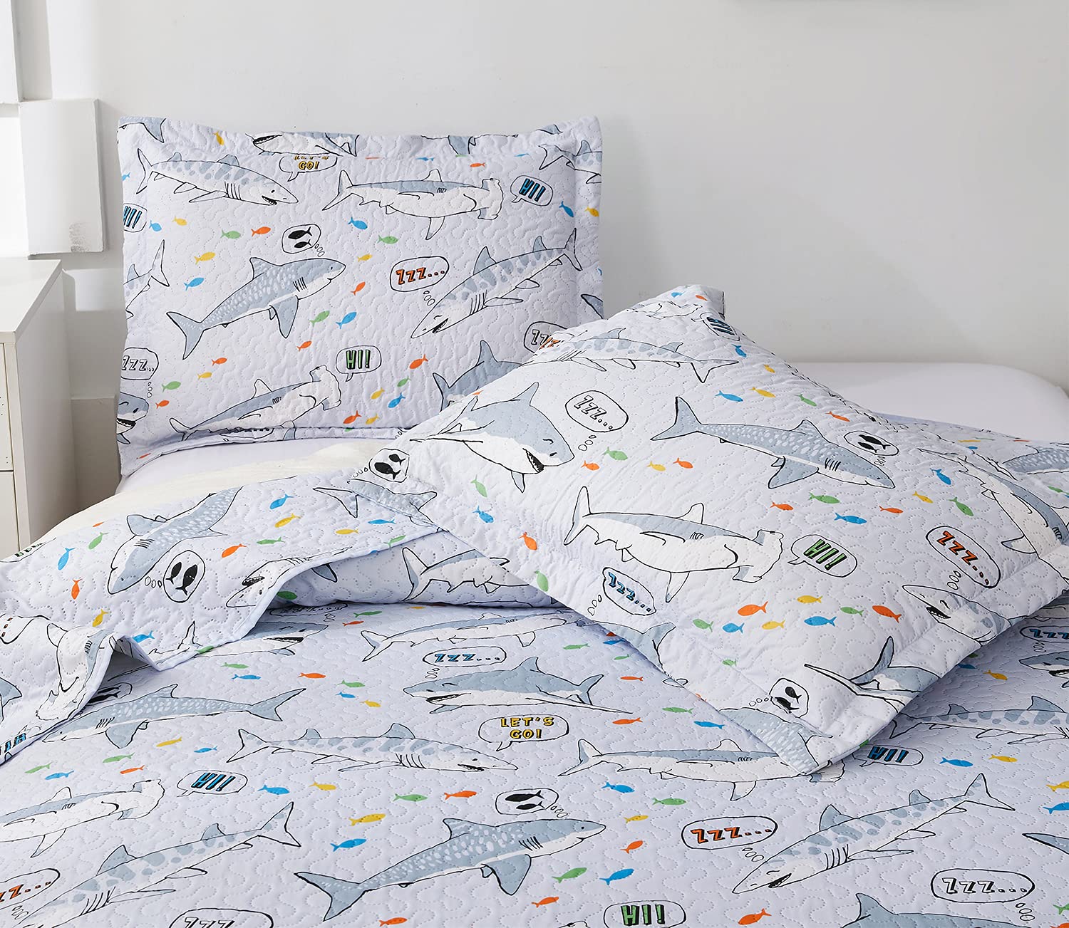 Beach Bedding Kids Twin Size Quilt Set Shark Quilt Bedding Summer Cool Lightweight Quilt Coastal Bedding Reversible Quilt Bedspread Ocean Quilt Grey Shark Animal Quilts Coverlet with Pillow Shams