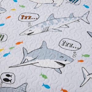 Beach Bedding Kids Twin Size Quilt Set Shark Quilt Bedding Summer Cool Lightweight Quilt Coastal Bedding Reversible Quilt Bedspread Ocean Quilt Grey Shark Animal Quilts Coverlet with Pillow Shams