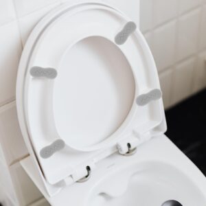 4Pcs White Toilet Seat Bumpers Universal Cover Lifter Gasket Toilet Lid Seat Buffer Spacers with Strong Adhesive for Toilet Cover Adhesive Bidet Attachments Bidet and Bidet Parts (4.5 x 1.7 x 2 cm)