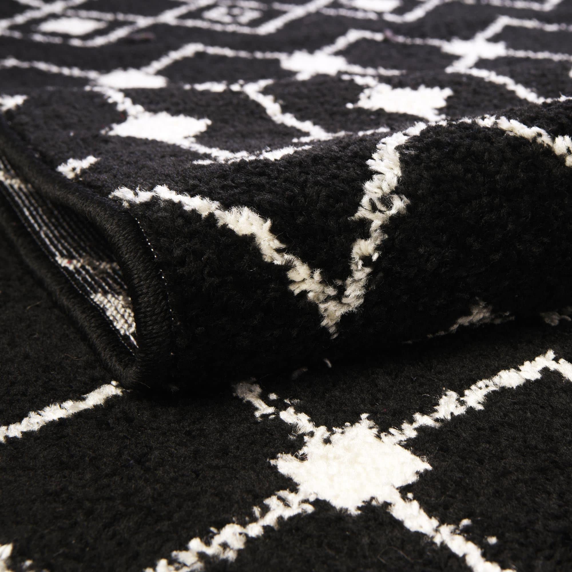 Unique Loom Tribal Trellis Collection Area Rug - Alaoui (4' x 6' Oval Black and White)