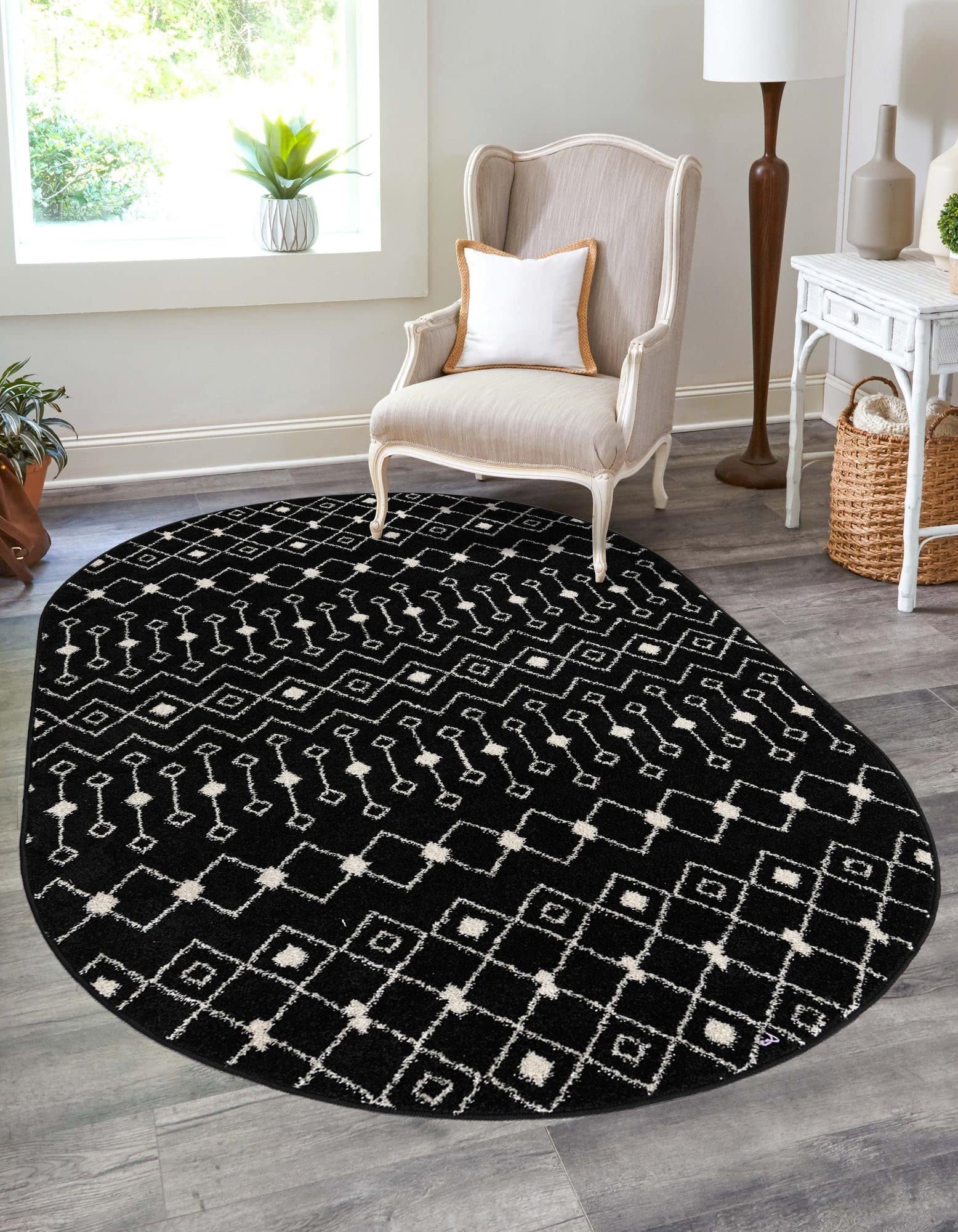 Unique Loom Tribal Trellis Collection Area Rug - Alaoui (4' x 6' Oval Black and White)