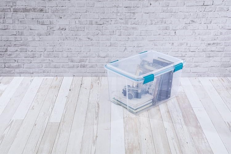 BHCHA 54 Quart Clear Gasket Box with Blue Latches & Gasket