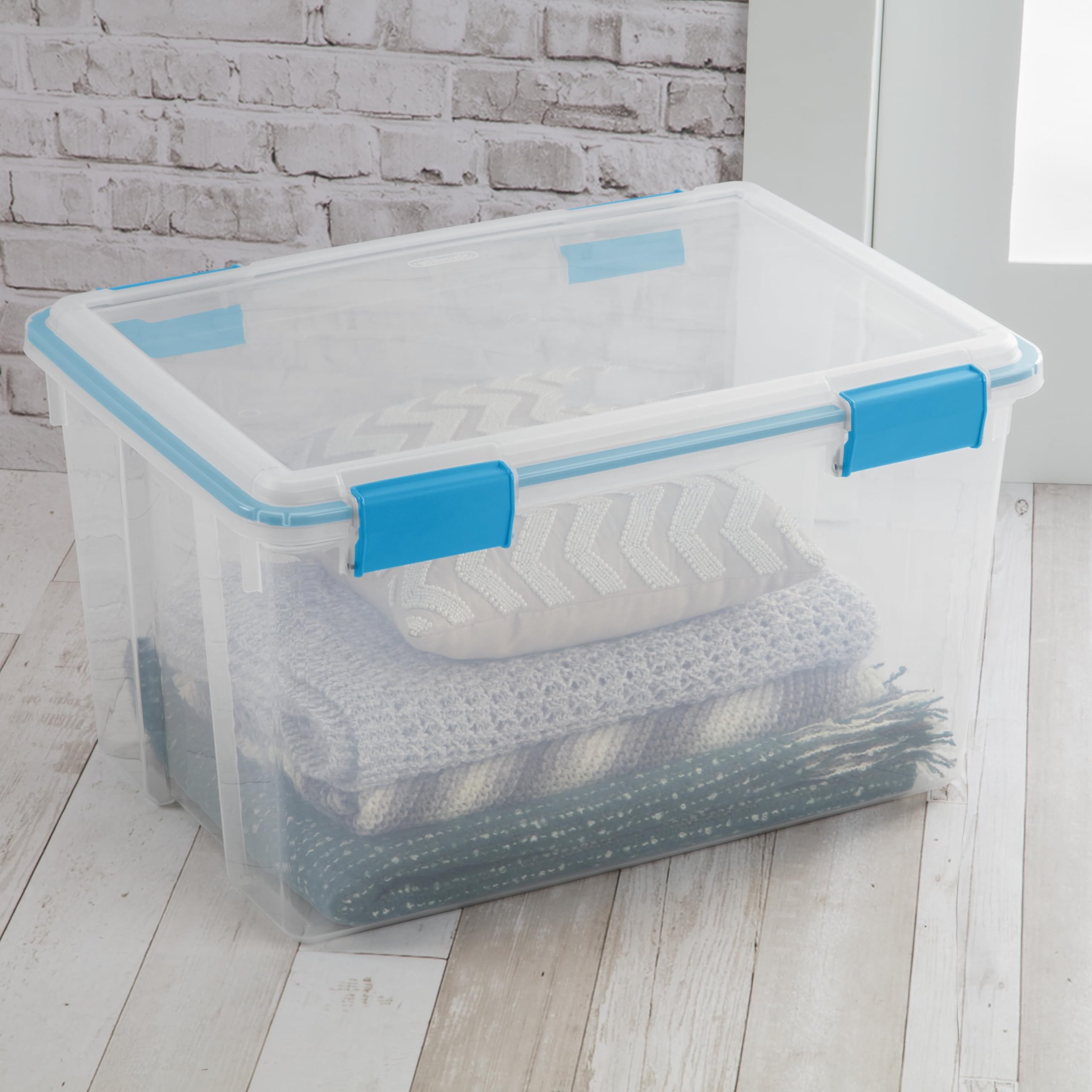 BHCHA 54 Quart Clear Gasket Box with Blue Latches & Gasket