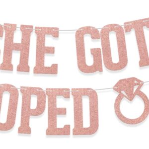 KEWUFD She Got Sco*ped Up Banner, Funny Bridal Shower Party Decoration for Women, Summer Theme Bachelorette/Bridal Shower/Engagement/Wedding Party Rose Gold Glitter