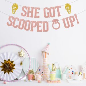 KEWUFD She Got Sco*ped Up Banner, Funny Bridal Shower Party Decoration for Women, Summer Theme Bachelorette/Bridal Shower/Engagement/Wedding Party Rose Gold Glitter