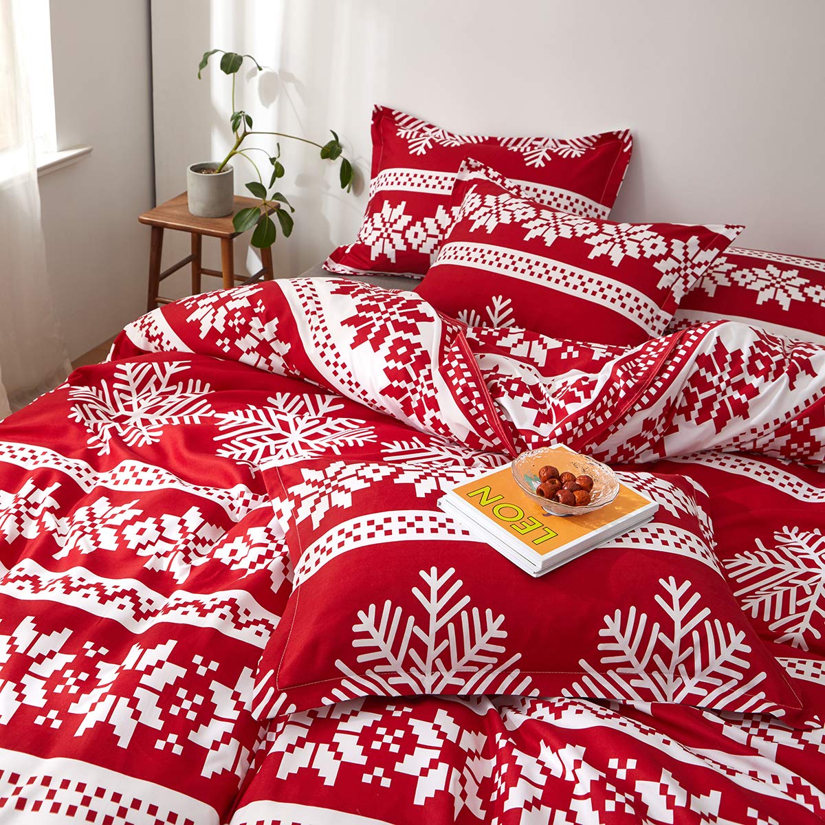 Christmas Duvet Cover Set Queen Size, Red and White Snowflake Xmas Holiday Pattern Design, Soft Microfiber Duvet Cover with Zipper Closure, Includes 1 Duvet Cover and 2 Pillow Shams