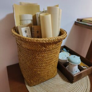 Natural Seagrass Woven Trash Can – 23L (6 Gal) Wicker Waste Basket for Bathroom, Living Room, Office Durable and Compact Design, Small Round Wastebasket Garbage Bin for Organizing and Home Decor