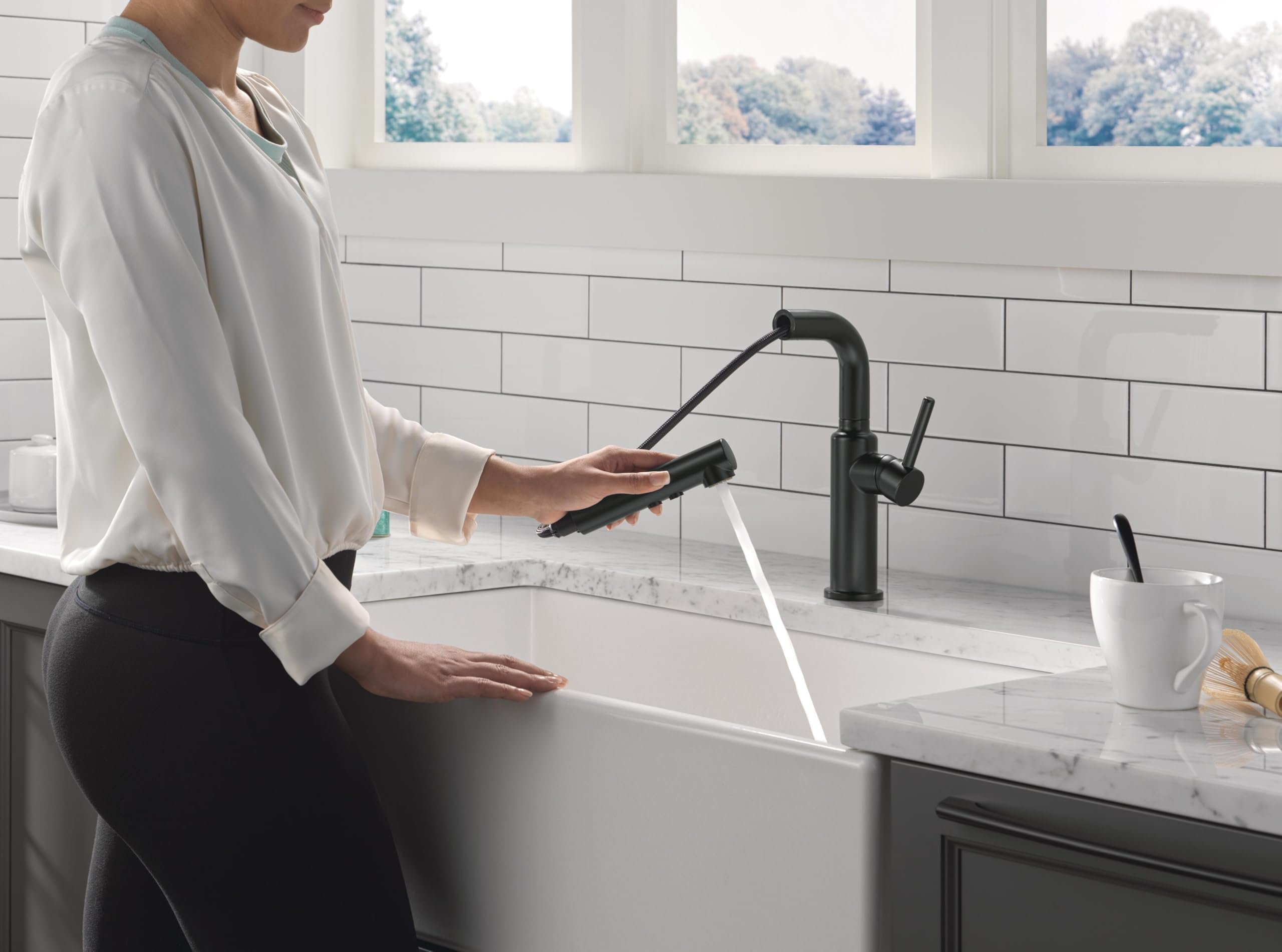 Delta Faucet Daneri Pull-Out Kitchen Faucet, Black Kitchen Faucets with Pull-Out Sprayer, Kitchen Sink Faucet, Faucet for Kitchen Sink with Magnetic Docking, Matte Black 16879-BL-DST