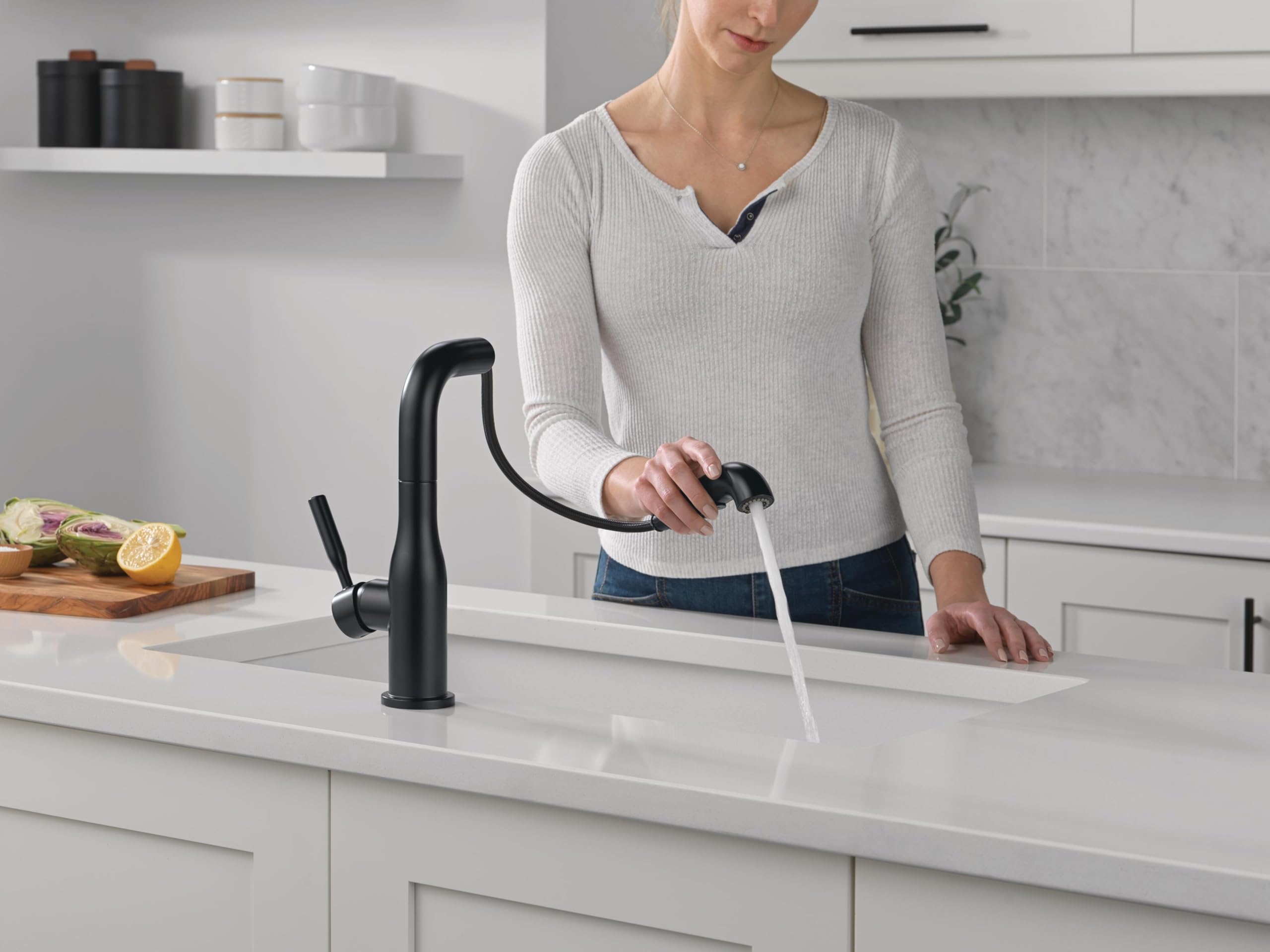 Delta Faucet Almari Pull-Out Kitchen Faucet, Black Kitchen Faucets with Pull-Out Sprayer, Kitchen Sink Faucet, Faucet for Kitchen Sink with Magnetic Docking, Matte Black 16943-BL-DST