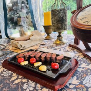 FJPTFENG Cast Iron Steak Plate, Grill Pans, Sizzle Griddle with Wooden Base, Steak Pan, Griddle Grill Pan with handles (Plate 6.7" x 4.4")