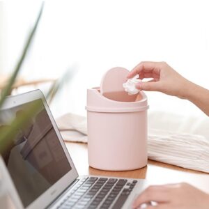 Rvikurc Mini Desk Trash Can with Lid, Plastic Desktop Small Trash Can with Swing Lid, Table Waste Paper Basket Wastebasket, Stylish Cute Round Trash Can for Office Bathroom Bedroom Tabletop (Pink)