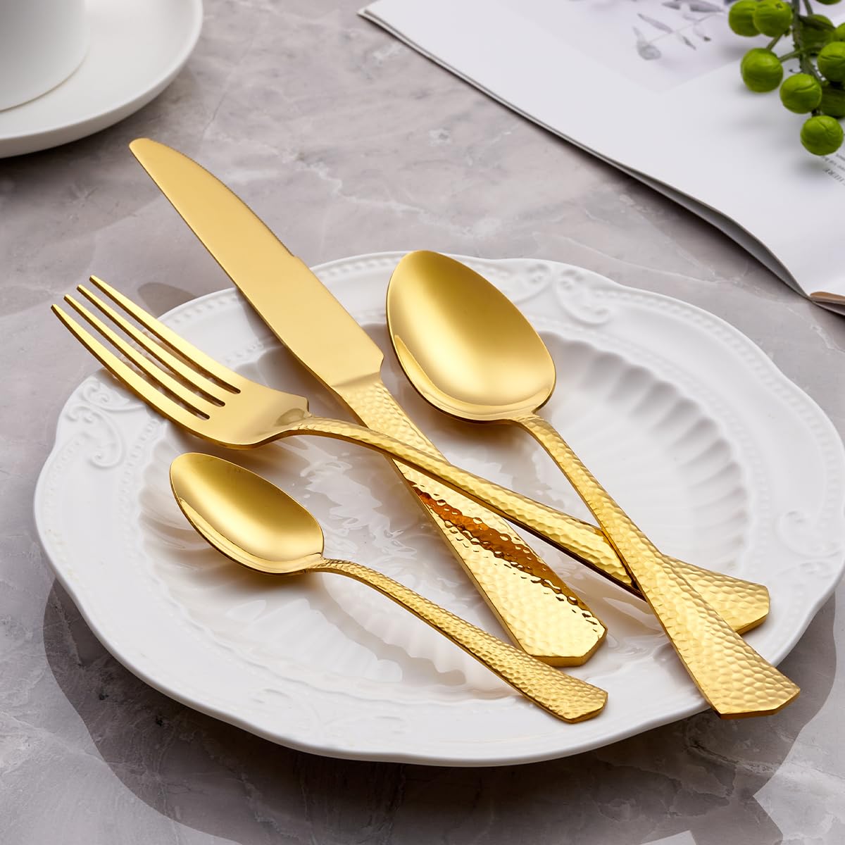 FONGDANLAITE 24-Piece Gold Flatware Set, Stainless Steel Silverware Set, Cutlery Set Service for 6, Spoons and Forks Set Dishwasher Safe