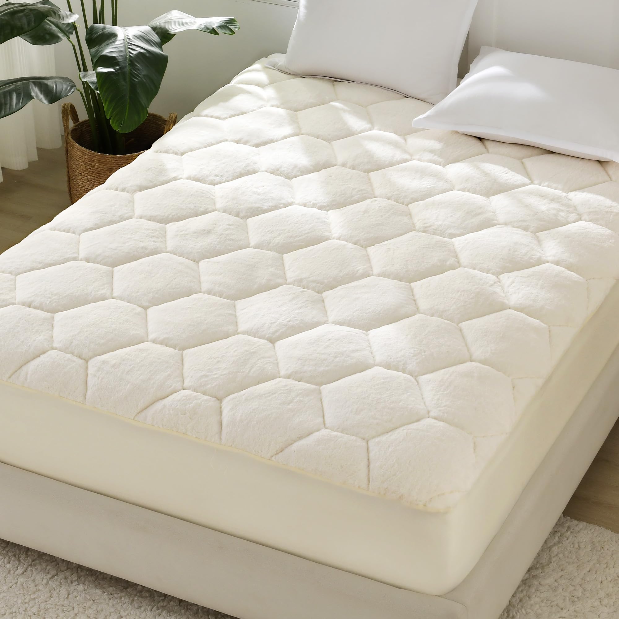 TEXSTEAD Queen Faux Fur Mattress Pad Quilted Fitted Mattress Protector, Fluffy Warm Soft Breathable Mattress Cover, Mattress Topper with 8-21" Deep Pocket (White)