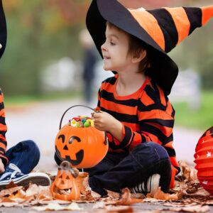 GSHLGAO Plastic Pumpkin Bucket, Pumpkin Candy Bucket Large 6.7x5.3in Portable Pumpkin Pail with Handle Reusable Cute Halloween Candy Bucket for Trick or Treat Party, Halloween Pumpkin Bucket (Large)